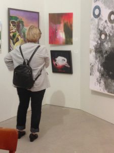 Vernissage auf der Plassenburg: Lost friends – Besucherin im Dialog mit der Kunst.