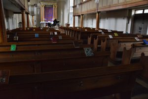 Installation von Petra Annemarie Schleifenheimer in der Fürther Auferstehungskirche