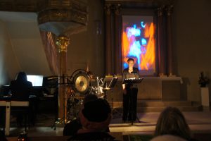 Farbe, Licht, Klang und Wort in der Fürther Auferstehungskirche zu einem Kunstwerk vereint