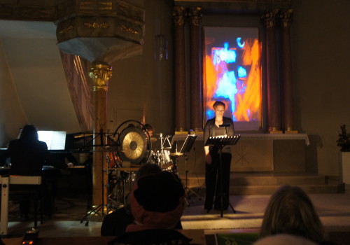 Farbe, Licht, Klang und Wort in der Fürther Auferstehungskirche zu einem Kunstwerk vereint