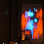 Solgerd Isalv vor dem Lichtbühnenbild 'Entfachte Debatte' von Petra Annemarie Schleifenheimer in der Auferstehungskirche Fürth