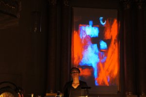 Solgerd Isalv vor dem Lichtbühnenbild 'Entfachte Debatte' von Petra Annemarie Schleifenheimer in der Auferstehungskirche Fürth